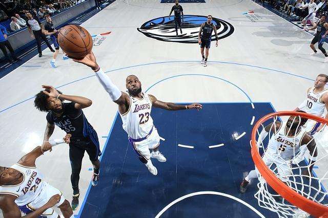  詹姆斯独撑进攻体系：湖人困境中的战术深度剖析 体育新闻