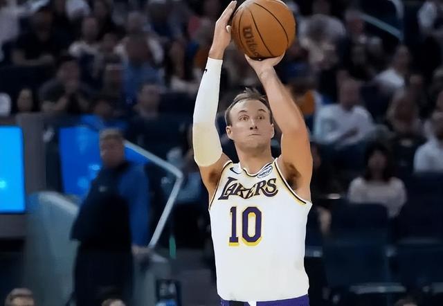  詹姆斯独撑进攻体系：湖人困境中的战术深度剖析 体育新闻