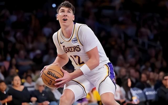  詹姆斯独撑进攻体系：湖人困境中的战术深度剖析 体育新闻