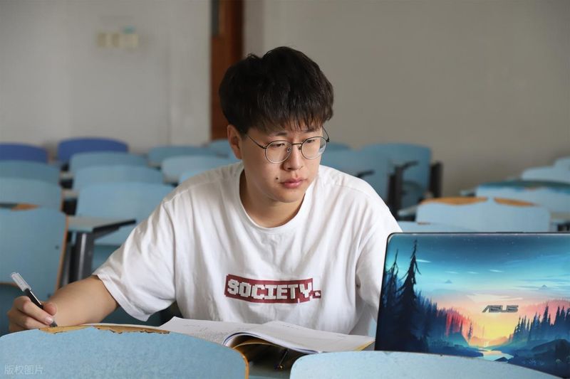  【深度拆解】考研初试第一≠录取：复试权重50%背后的录取逻辑与破局策略 教育招生