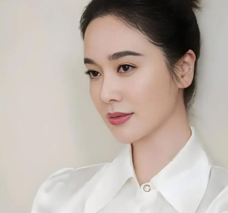  49岁离婚带娃的左小青，活成了多少女人羡慕的样子 情感心理