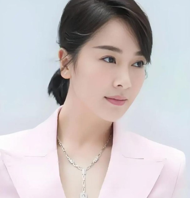  49岁离婚带娃的左小青，活成了多少女人羡慕的样子 情感心理